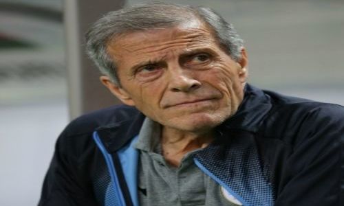 Главный тренер Уругвая не может ходить, но до сих пор работает. Ему 72, и он легенда