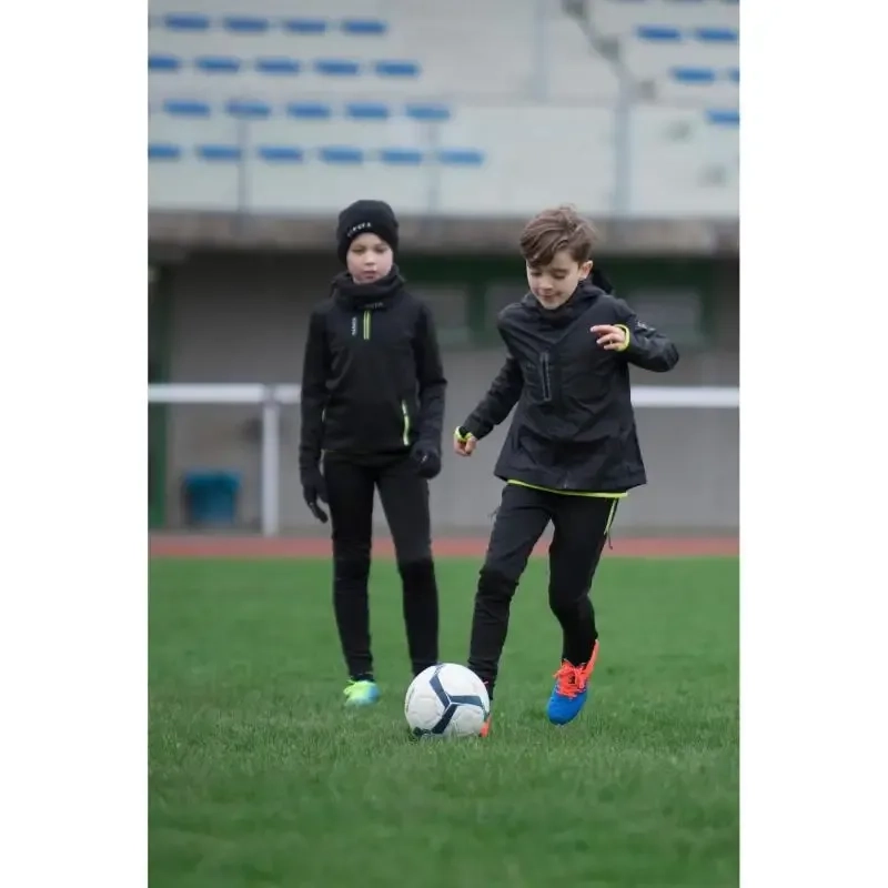 Дети играют в футбол