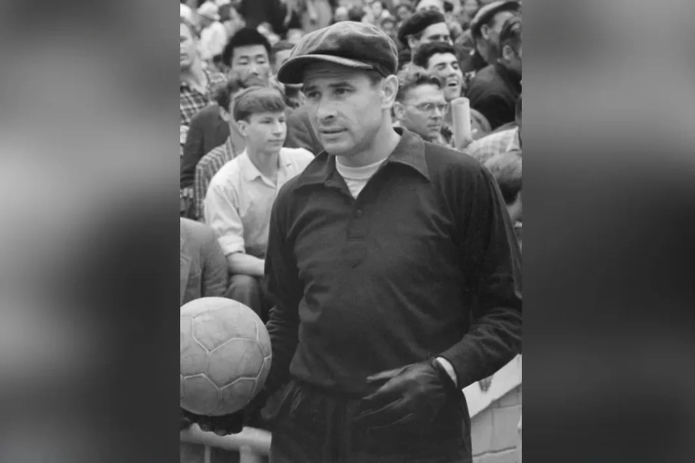 Лев Яшин в своей фирменной кепке