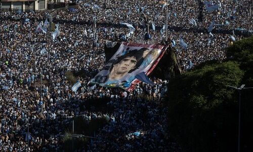 Аргентина сошла с ума после победы на ЧМ: игроки безумствовали в раздевалке, жители заполнили улицы Буэнос-Айреса