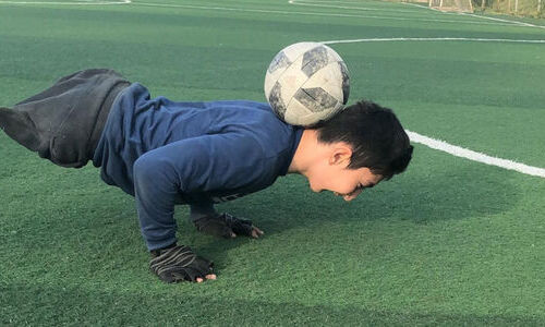 Мальчик без ног играет в футбол. Им восхищается Марадона