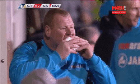 Кадр недели. Голкипер «Саттона» съел пирог во время матча с «Арсеналом», а сегодня был уволен из клуба