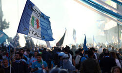 Эмоции «Наполи» после первого за 33 года чемпионства: в Неаполе полный стадион и море страсти, в Удине фанаты выбежали на поле 