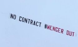 Фанаты «Арсенала» заказали два самолета. Один – в поддержку Венгера, другой – против