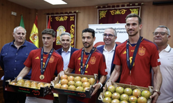 Трем игрокам сборной Испании вручили очень много помидоров: объясняем смысл такого подарка