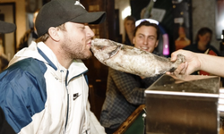 Хоккеисты «Торонто» целуют сырую рыбу – это посвящение в жители канадского острова