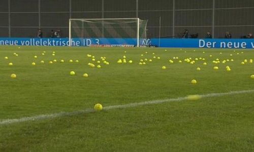 Яркий протест ультрас «Баварии» в Кубке Германии: забросали все поле теннисными мячами