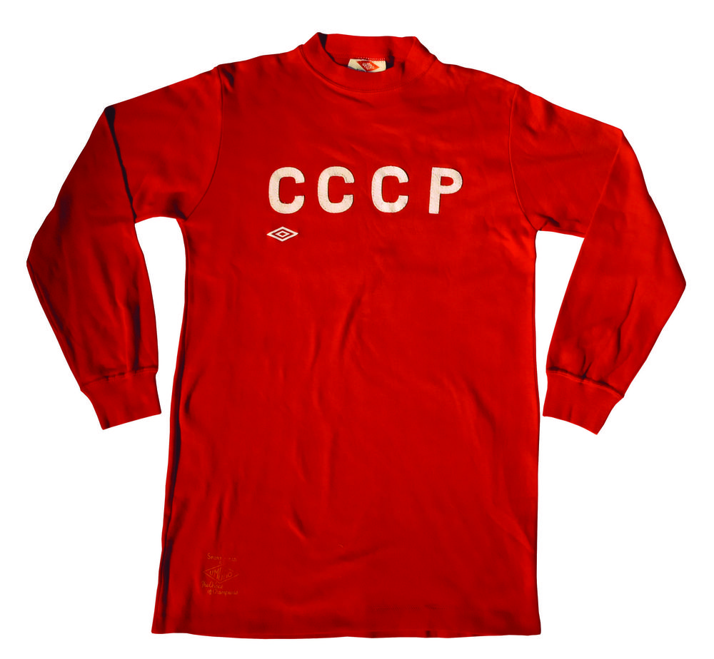 Сборная СССР в этой форме выиграла Евро-1960, который по формату проведения сильно отличался от Евро сегодняшнего образца.  